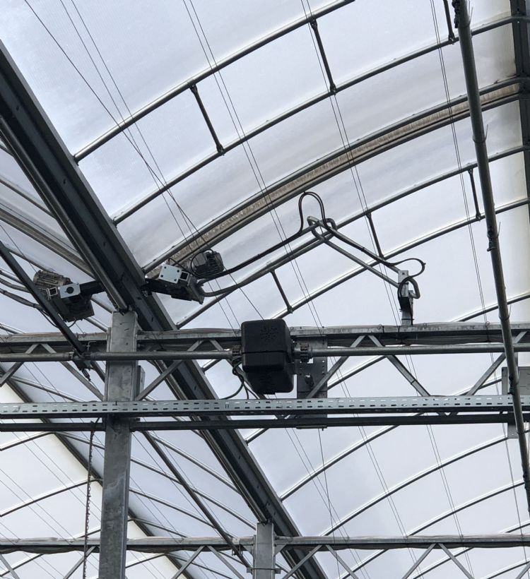 Elke dakdeel is uitgerust met een afzonderlijk aan te sturen motortje Elke dakdeel is uitgerust met een afzonderlijk aan te sturen motortje