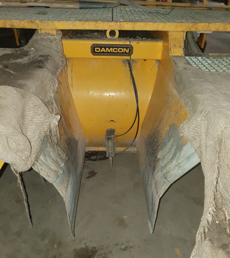 De plantmachine van Ebben met aan beide zijdes vier uitlopen om de DCM Vivisol Minigran in één werkgang bij de wortelpruik toe te passen De plantmachine van Ebben met aan beide zijdes vier uitlopen om de DCM Vivisol Minigran in één werkgang bij de wortelpruik toe te passen