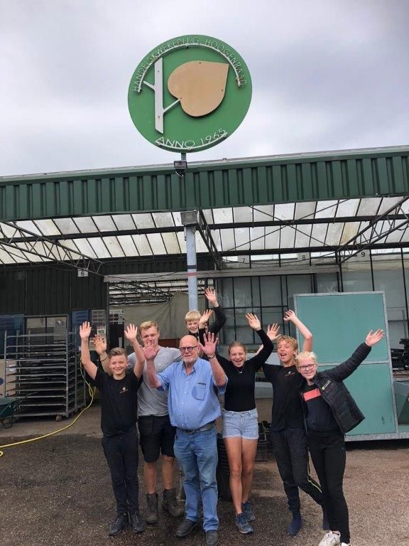 De nieuwe generatie Hoogenraad met Gerrit Hoogenraad sr. Zij werken ook mee met de scholieren en op de zaterdag. De eerste maakt dit jaar zijn intrede. Hij is met zijn opleiding bezig en heeft er zin in De nieuwe generatie Hoogenraad met Gerrit Hoogenraad sr. Zij werken ook mee met de scholieren en op de zaterdag. De eerste maakt dit jaar zijn intrede. Hij is met zijn opleiding bezig en heeft er zin in