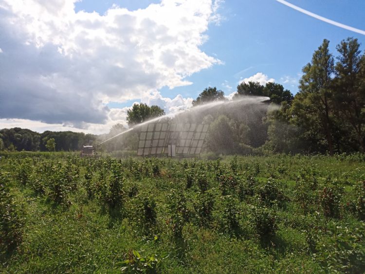 Het dek met zonnepanelen volgt de zon. De door de MSS40 opgewekte elektriciteit is voldoende om 35 kubieke meter water per uur naar een haspel met waterkanon te pompen Het dek met zonnepanelen volgt de zon. De door de MSS40 opgewekte elektriciteit is voldoende om 35 kubieke meter water per uur naar een haspel met waterkanon te pompen