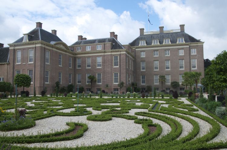 De <i>Ilex crenata</i> van Alexander van Oploo bij Paleis Het Loo De <i>Ilex crenata</i> van Alexander van Oploo bij Paleis Het Loo
