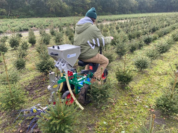 De Globus Compact E-Trike kan ook worden omgebouwd tot granulaatstrooier, zodat je rijenbemesting kunt toepassen De Globus Compact E-Trike kan ook worden omgebouwd tot granulaatstrooier, zodat je rijenbemesting kunt toepassen