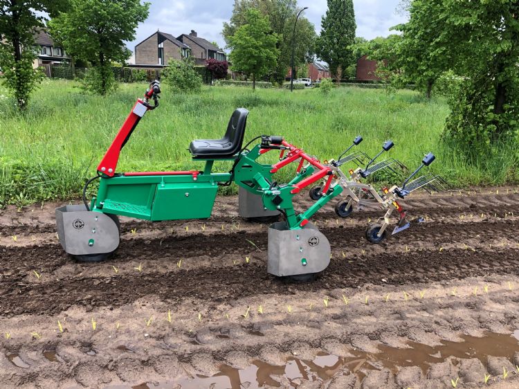 De nieuwste E-Trike van Ezendam: deze schoffelt en wiedt met drie elementen. Een uitvoering met vijf elementen is er nu ook De nieuwste E-Trike van Ezendam: deze schoffelt en wiedt met drie elementen. Een uitvoering met vijf elementen is er nu ook