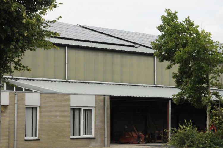 De 250 zonnepanelen op het dak van boomkwekerij Richard de Bie