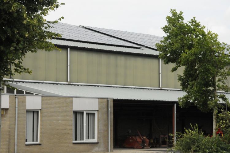 De 250 zonnepanelen op het dak van boomkwekerij Richard de Bie De 250 zonnepanelen op het dak van boomkwekerij Richard de Bie