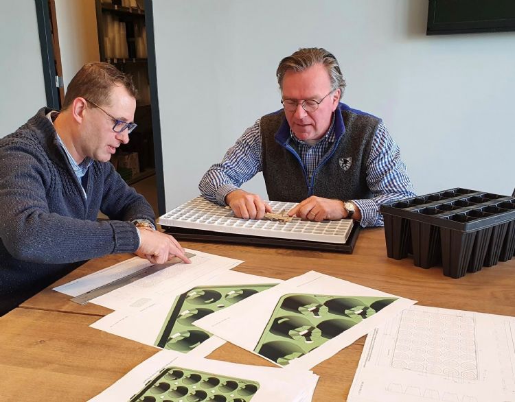 Jorg Swagemakers (Van Krimpen) (l.) en Alfred Boot (Herkuplast) in overleg over een tray-ontwerp