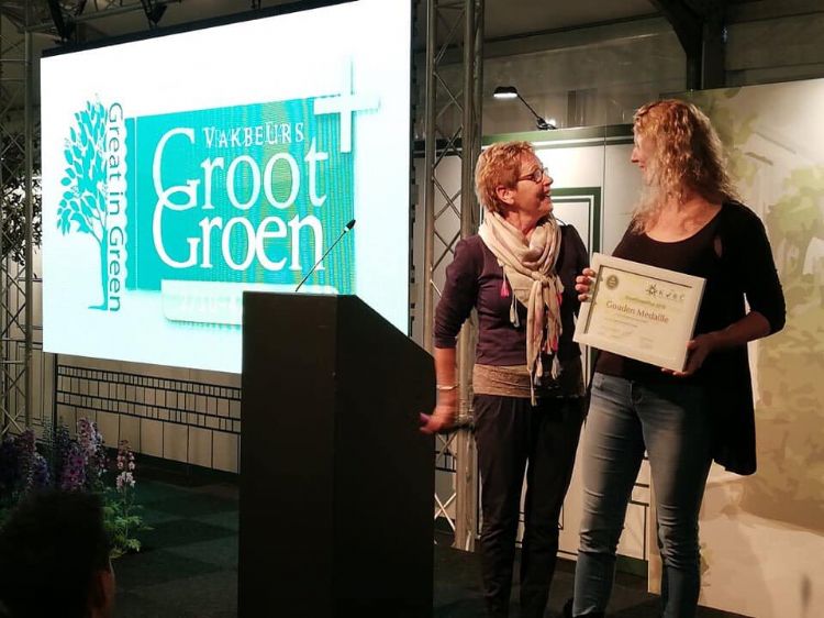 De presentatie in persoonstermen van de elegante verschijning van de laurierkers Prunus laurocerasus ‘Sofia’, leidde in 2019 tot de toekenning van een gouden KVBC-award op Groot Groen Plus