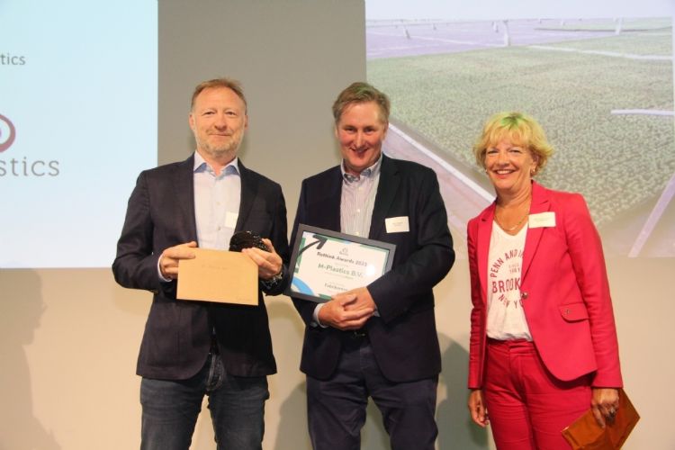 Paul Schildmeijer van M-Plastics (links)