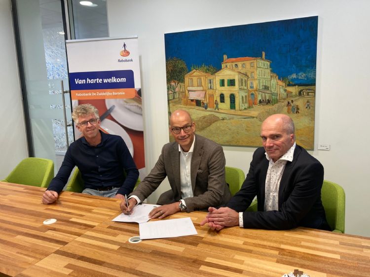 De ondertekening van de sponsorovereenkomst. V.l.n.r.: Erik Bastiaensen, Corné de Vooght, David Bömer