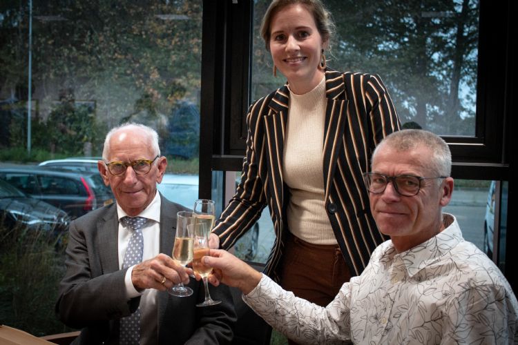 Jan Verburg en Riejanne Verhoek proosten met Wilfried Martens op een circulaire toekomst