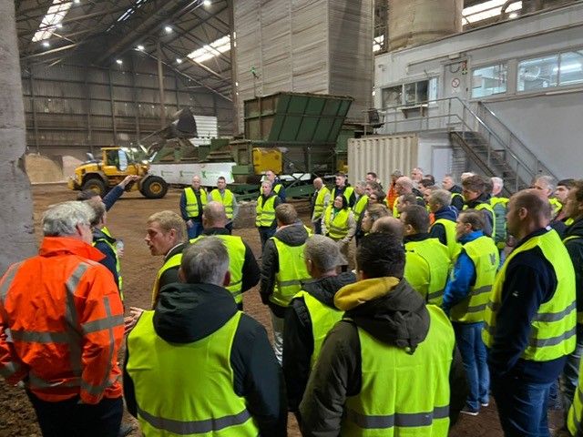 Een deel van de groep startte de tour met een rondleiding in de fabriek