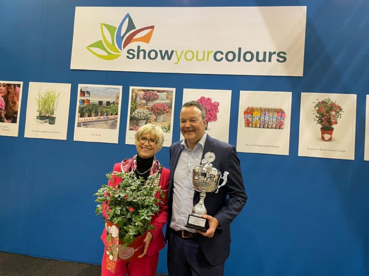 Sebastiaan Heinje ontvangt de prijs uit handen van Eva Kähler-Theuerkauf namens de IPM organisatie, foto: BIZZ Holland