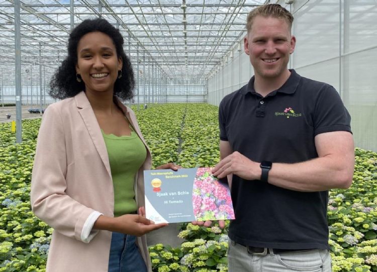 Roel van Schie neemt prijs in ontvangst van Evelyn Beckers