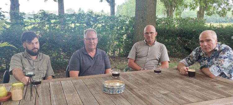 Alec Hermans, Ad van Heesbeen, Patrick Damen en David Bömer (v.l.n.r.) in gesprek over wat Belgische kwekers en Treeport Zundert voor elkaar kunnen betekenen