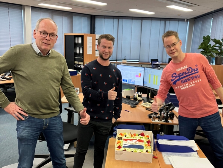 Team Onings viert de mijlpaal met een eCert-taart