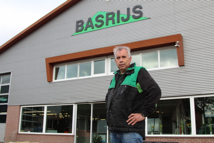 Corné Bastiaansen voor de ingang van zijn mechanisatiebedrijf in Rijsbergen