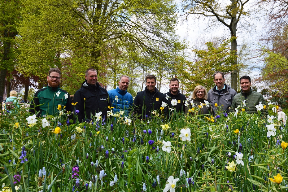 De delegatie van Rijnbeek Perennials, JUB Holland en Keukenhof met op de voorgrond de bloeiende Bulb Mania Mix-border