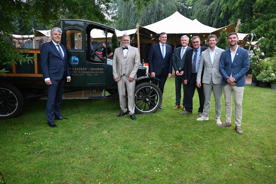 De Faassens met gouverneur Emile Roemer en burgemeester Antoin Scholten van Venlo (derde en vierde van links)