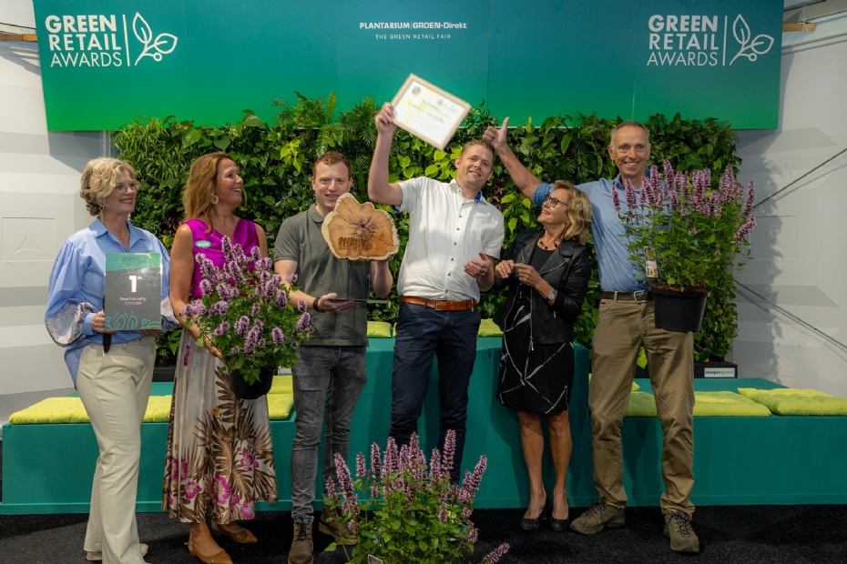 Rechts op de foto veredelaar Rob van der Voort. Foto: Rolf van Koppen