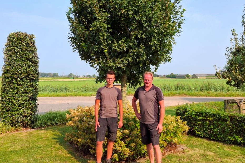 Leen Ruijgrok met zijn zoon en potentiële opvolger Kees bij de STREET PILLAR-moederboom