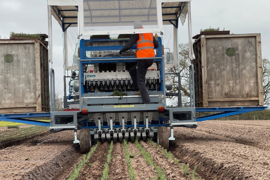 Plantmachine van TTS verwerkt paperpot-pluggen van OptiPlug