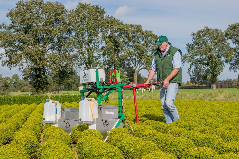 Hens Hinloopen test de nieuwe machine.