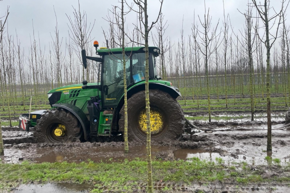 Een trekker bij boomkwekerij Udenhout, voorjaar 2024