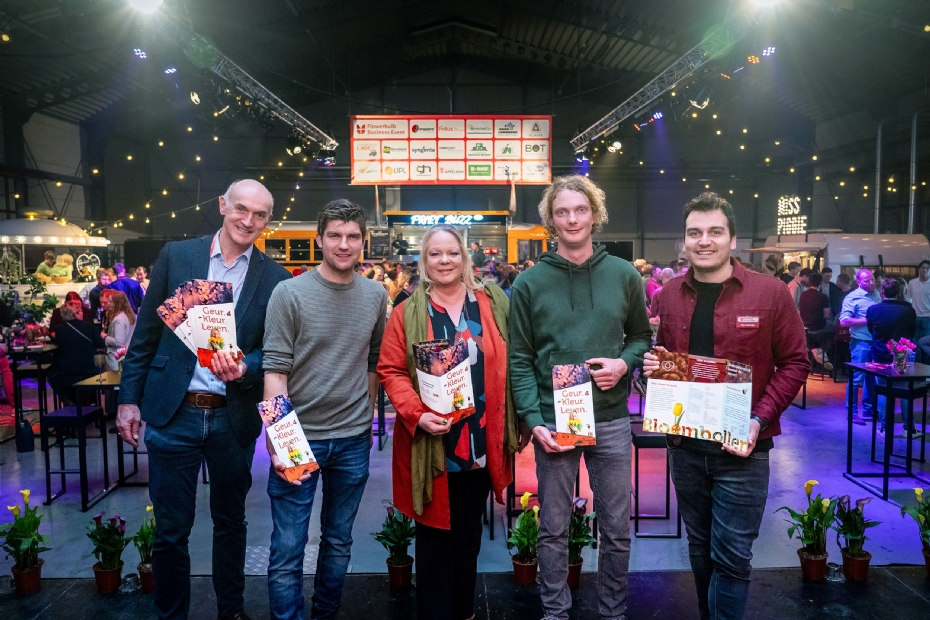 Overhandiging publieksvriendelijke samenvatting samenwerkingsovereenkomst KAVB, Royal Anthos en CNB. V.l.n.r.: Mark-Jan Terwindt (Royal Anthos), Nick Hulsebosch (Gebr. Hulsebosch), Hester Maij (KAVB), Pim van der Vlugt (Firma J.Th. Kreuk en Zn.) en Sjim Kapiteyn (bestuur Flowerbulb Business Event).