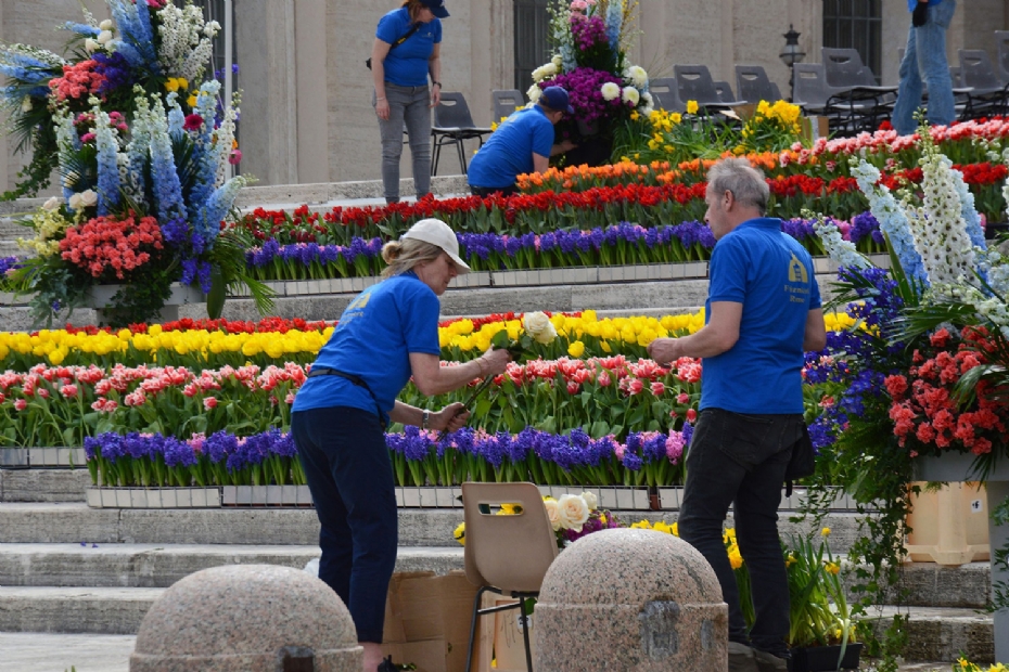 Vrijwilligersteam aan het werk op het Sint-Pietersplein in Vaticaanstad, ter voorbereiding op de paasviering