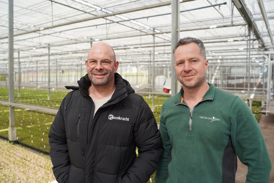 Geert-Jan van der Heijden (rechts) is bedrijfsleider en vennoot bij Vromans Kwekerijen BV in Biest-Houtakker (N-Br.).Het bedrijf is gespecialiseerd in heesters en coniferen. Gezamenlijk worden er meer dan 300 verschillende soorten geteeld (als stekken, in potten en in de vollegrond). Vromans Kwekerijen omvat ongeveer 100 hectare, waarvan 3 ha kasteelt, 16 ha containerveld en 85 ha vollegrondsteelt. Het bedrijf heeft jaarrond ca. 40 mensen in vaste dienst. Iwan van der Steen (links) is technisch commercieel adviseur boomkwekerij bij Kiemkracht. Geert-Jan van der Heijden (rechts) is bedrijfsleider en vennoot bij Vromans Kwekerijen BV in Biest-Houtakker (N-Br.).Het bedrijf is gespecialiseerd in heesters en coniferen. Gezamenlijk worden er meer dan 300 verschillende soorten geteeld (als stekken, in potten en in de vollegrond). Vromans Kwekerijen omvat ongeveer 100 hectare, waarvan 3 ha kasteelt, 16 ha containerveld en 85 ha vollegrondsteelt. Het bedrijf heeft jaarrond ca. 40 mensen in vaste dienst. Iwan van der Steen (links) is technisch commercieel adviseur boomkwekerij bij Kiemkracht.