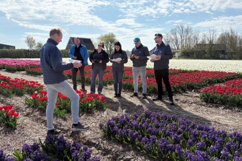 Kennisdeling t.a.v. optimale inzet van onze totaaloplossingen: meerjarige testen in aardappelen, uien en bloembollen om met Biolocials een totaalschema te blijven bouwen (Beeld via Bayer)