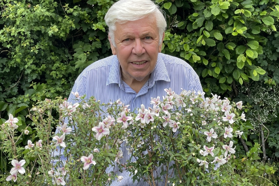 Een trotse Alan Postill bij zijn <i>Philadelphus</i> 'Petite Perfume Pink'