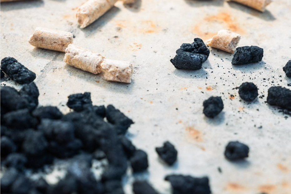 Van biomassa (boven) naar biochar (onder)