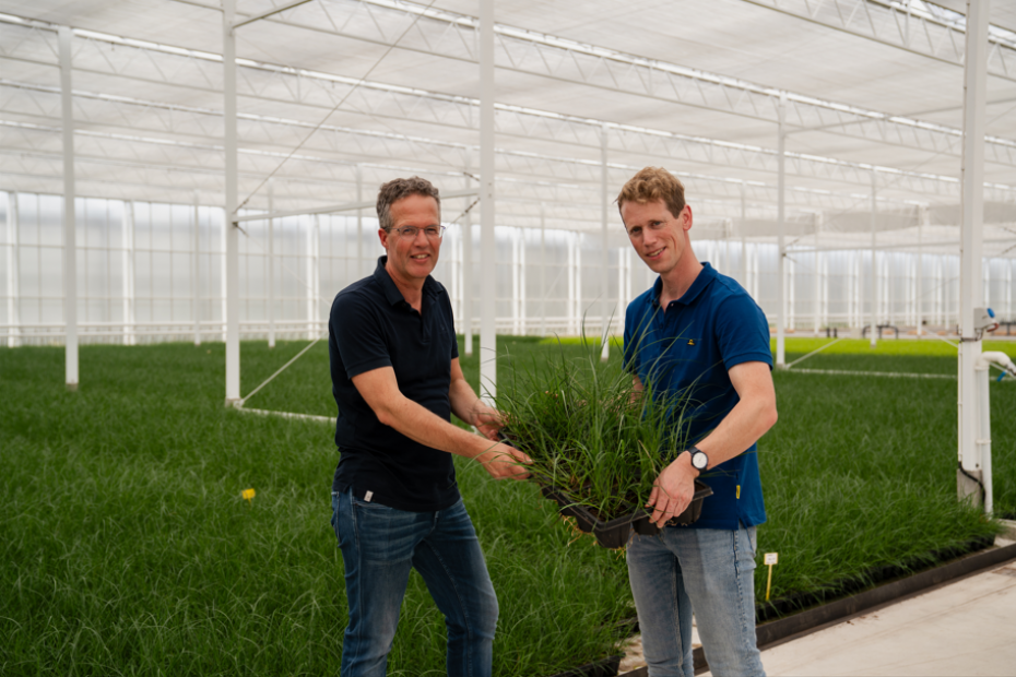 Martin van Dijk (links) en Evert Methorst tonen de 1946 <i>reusable</i> tray