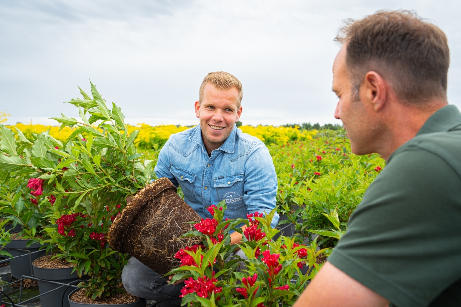 Tim Heestermans (l) en Rens van den Oever zien een betere wortelontwikkeling