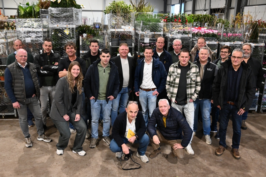 Groepsfoto in de nieuwe hal van GC Stolwijk