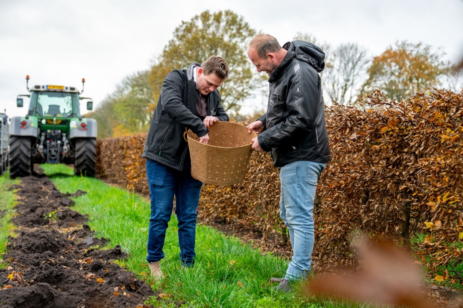 Leendert van Tuijl (links) en Bram van Overloop poseren trots met de innovatieve kokospot
