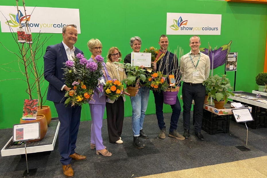 De prijswinnaars met enkele juryleden.