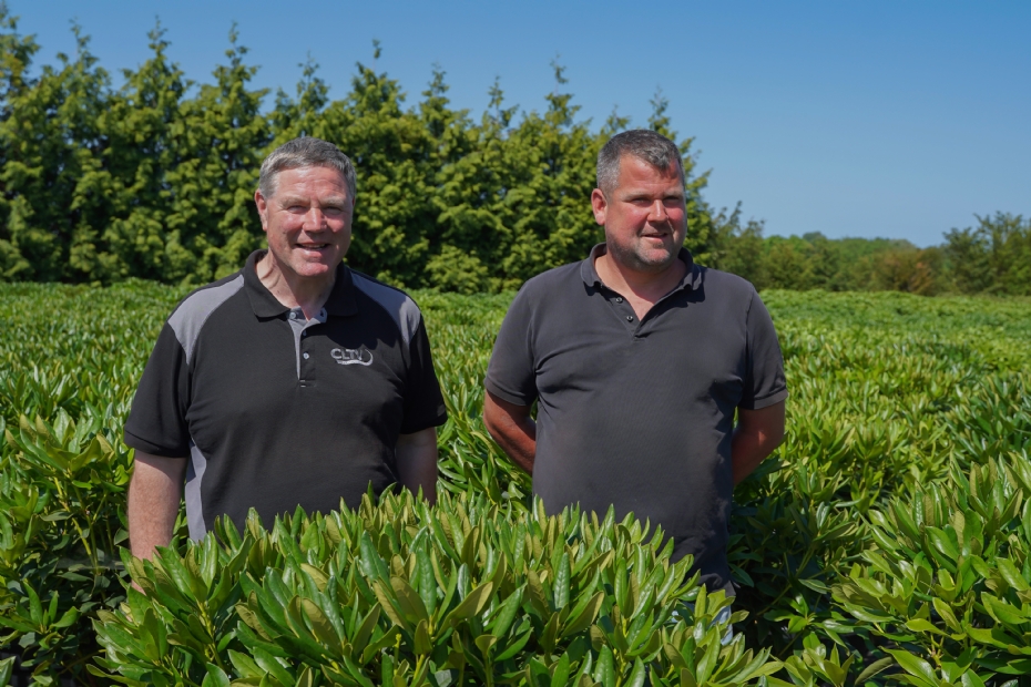 Arno Braspenning (rechts) runt samen met zijn vrouw Loes het boomkwekerijbedrijf Floribras. Op drie locaties in Rijsbergen en Zundert kweken ze hoofdzakelijk rhododendron (ca. 9 ha). Floribras richt zich vooral op de grotere potmaten van 10 tot 500 liter. Marco Schuurmans (links) is medewerker buitendienst bij CLTV in Zundert