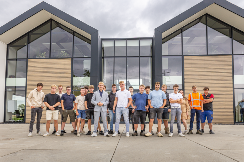 Leerlingen van de boomteeltopleiding bij het Laanboomhuis in Opheusden